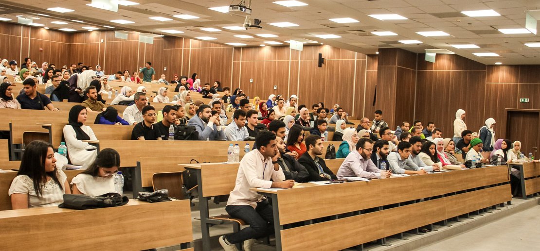 طالب يجري تجربة علوم الفضاء مع صندوق Scitech